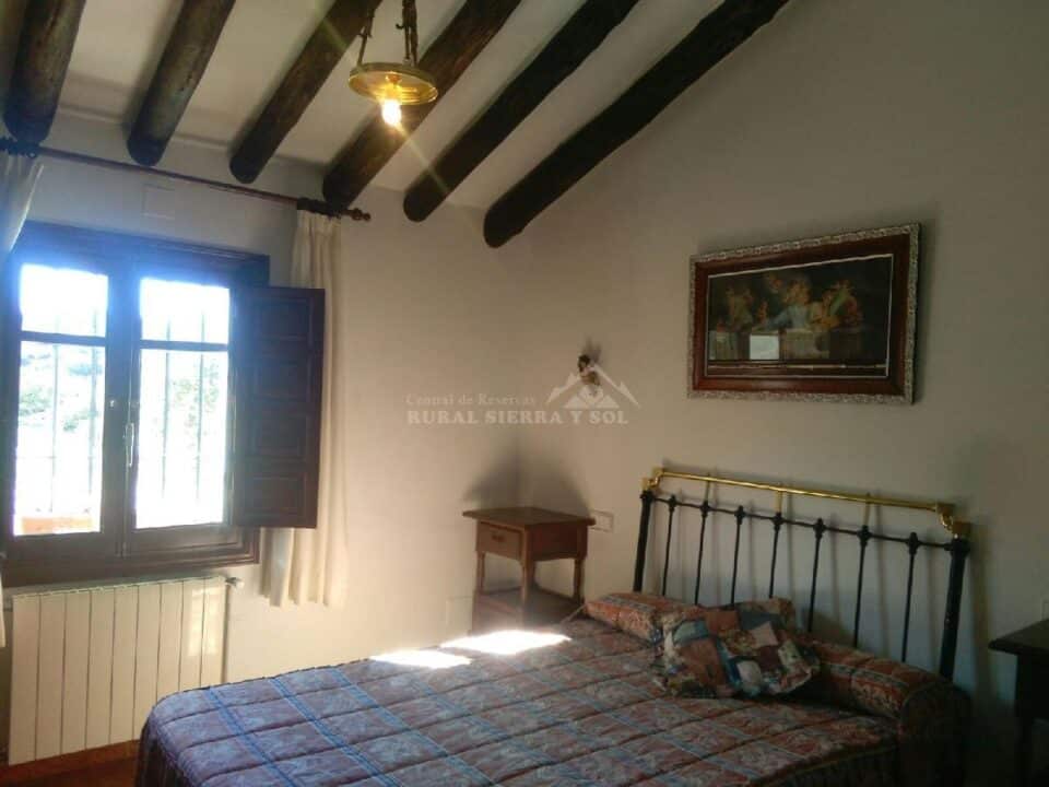 Dormitorio con cama doble de Casa rural en Alfarnate (Málaga)-3516