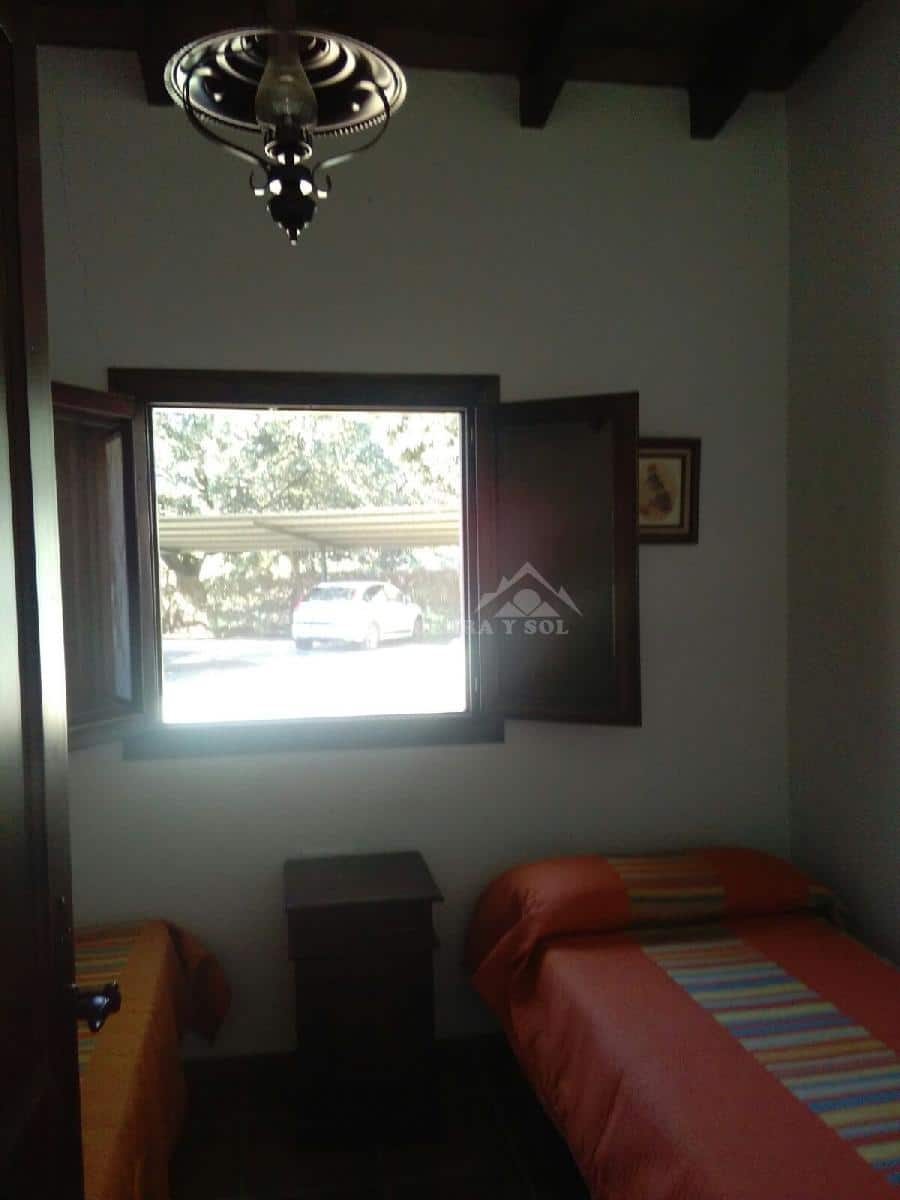 Dormitorio con dos camas individuales de Casa rural en Alfarnate (Málaga)-3516