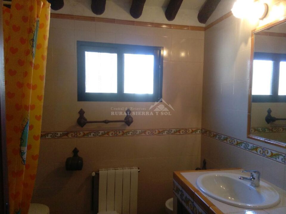 Baño con calefacción de Casa rural en Alfarnate (Málaga)-3516