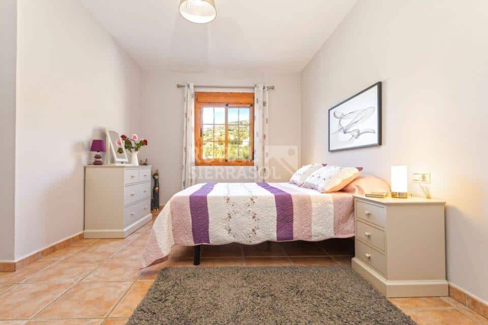 Habitación y su ventana de casa rural en Alcaucín (Málaga) referencia 4106