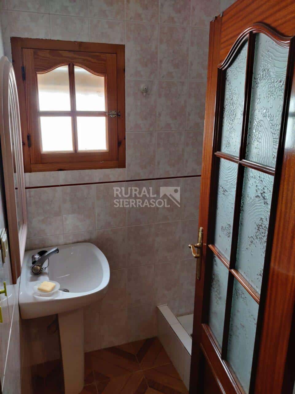 Baño de planta baja de casa rural en El Burgo (Málaga) referencia 4089