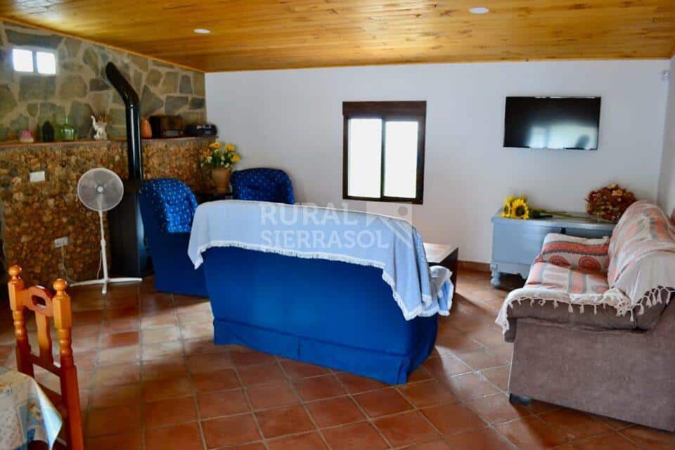 Sofá del salón de casa rural en Periana (referencia 4100)