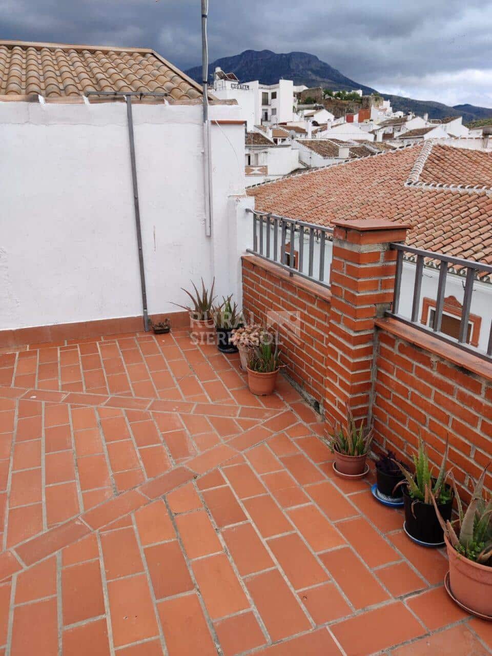 Acceso a terraza de casa rural en El Burgo (Málaga) referencia 4089
