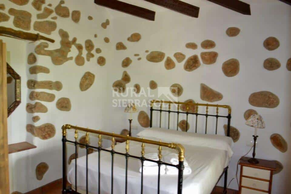 Cama con empedrado de casa rural en Periana (referencia 4100)