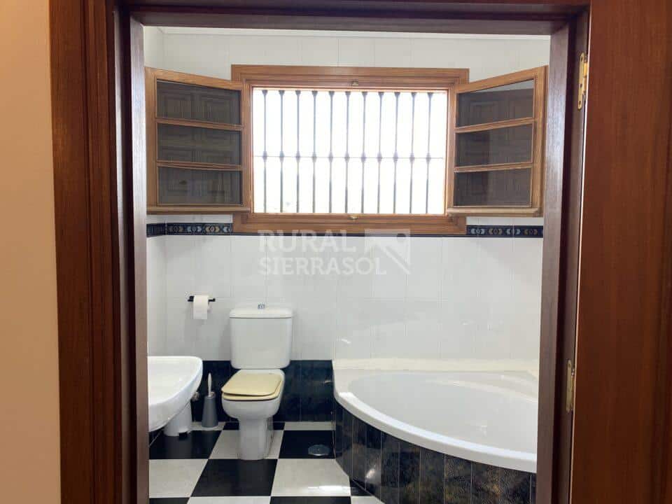 Entrada a baño de casa rural en Álora (Málaga) referencia 4107