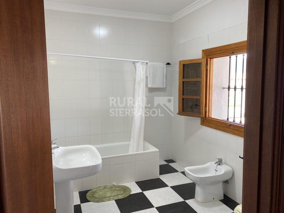 Baño con bañera normal de casa rural en Álora (Málaga) referencia 4107