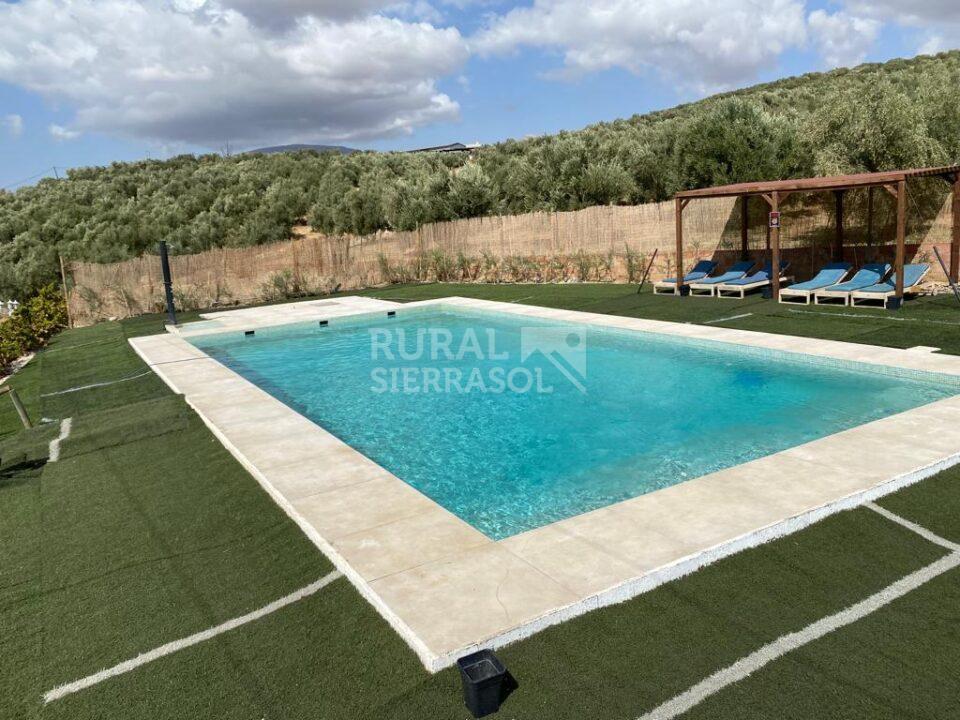 Piscina y tumbonas de casa rural en Álora (Málaga) referencia 4107