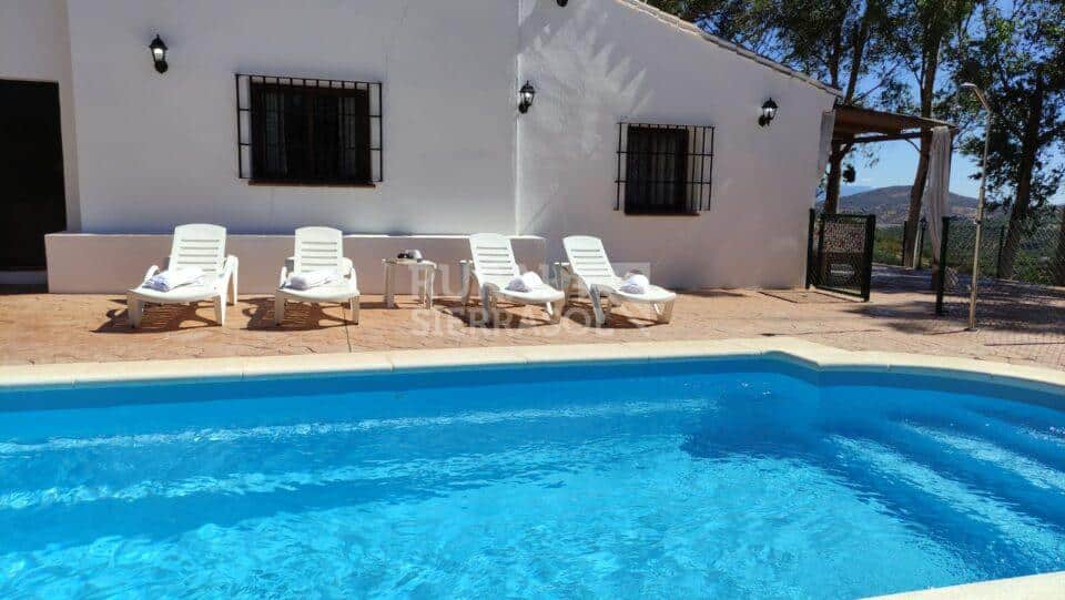 Piscina y zona de hamacas de casa rural en Comenar (Málaga) referencia 4101