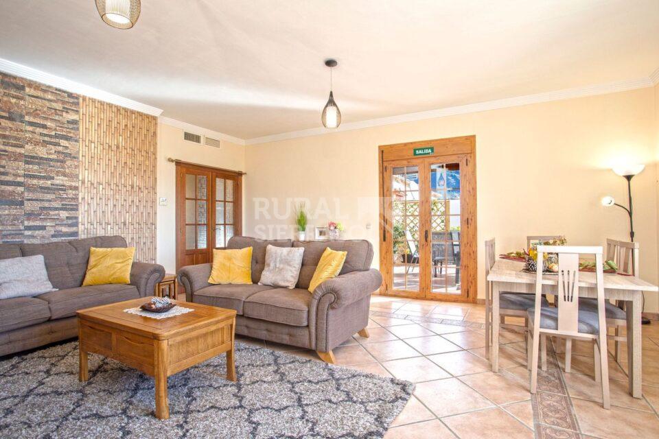 Salón y comedor de casa rural en Alcaucín (Málaga) referencia 4106