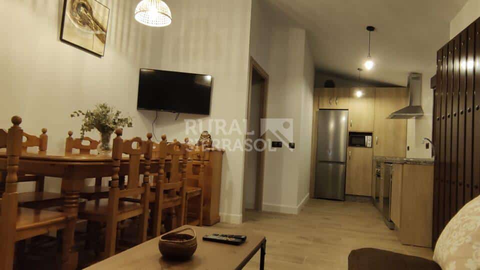 Salón y cocina de casa rural en Colmenar (referencia 4101)