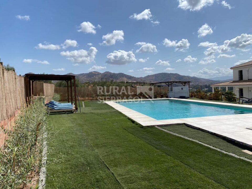 Piscina y zona de tumbonas de casa rural en Álora (Málaga) referencia 4107