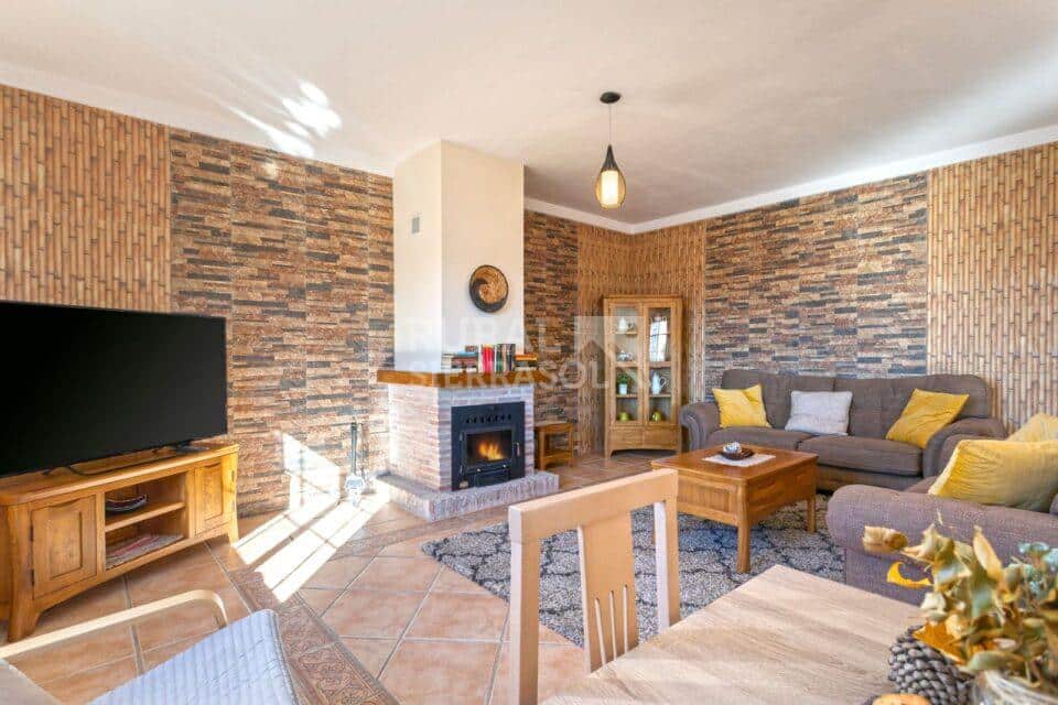 Salón con televisión de casa rural en Alcaucín (Málaga) referencia 4106