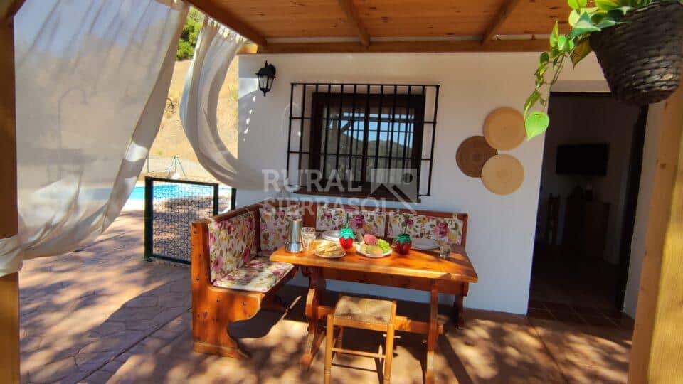 Mesa de casa rural en Comenar (Málaga) referencia 4101