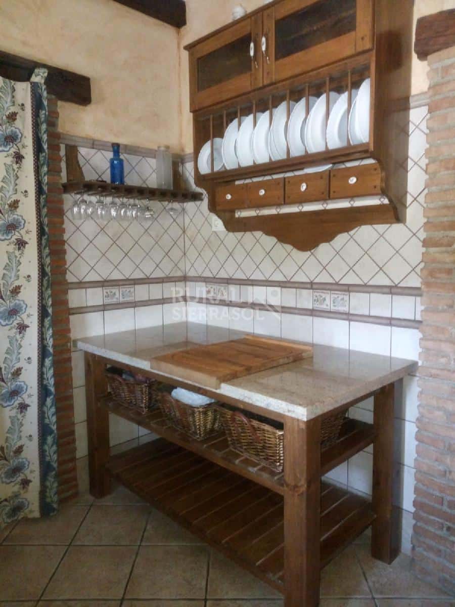 Mueble de platos y mesa de cocina de casa rural en Loja (Granada) referencia 4084
