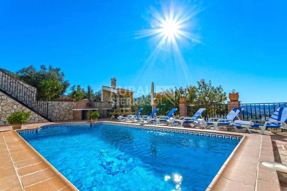 Piscina y sol de casa rural en Alcaucín (Málaga) referencia 4106