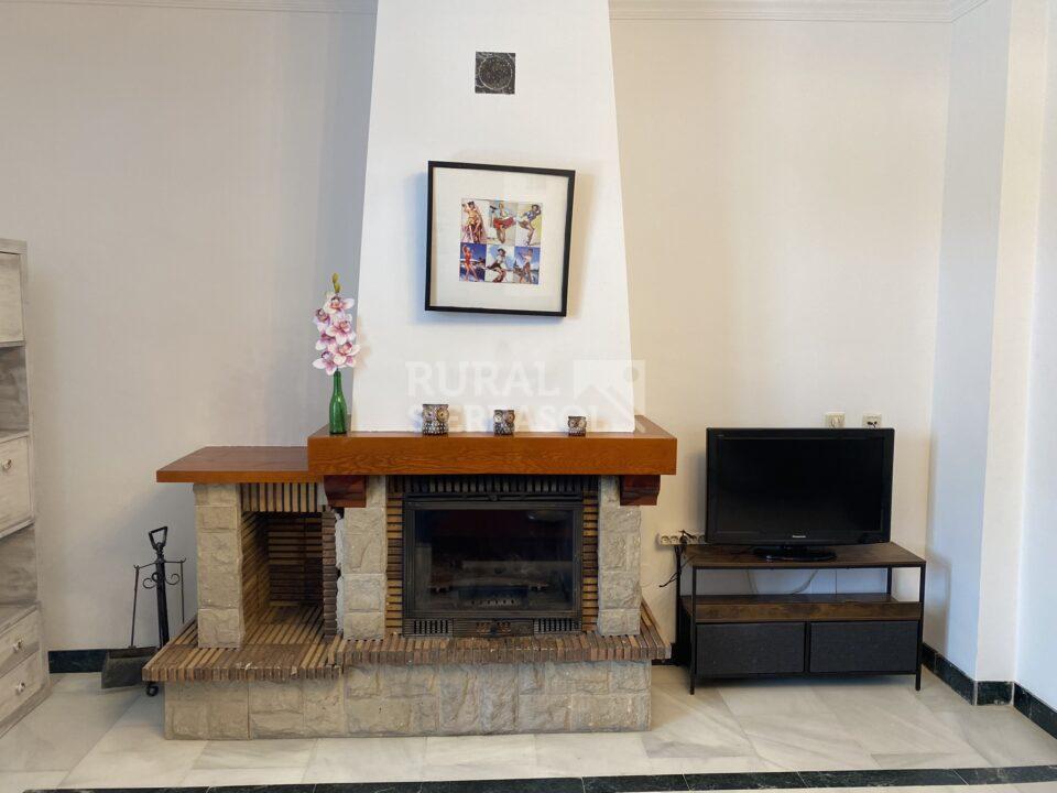 Chimenea y televisión de casa rural en Álora (Málaga) referencia 4107