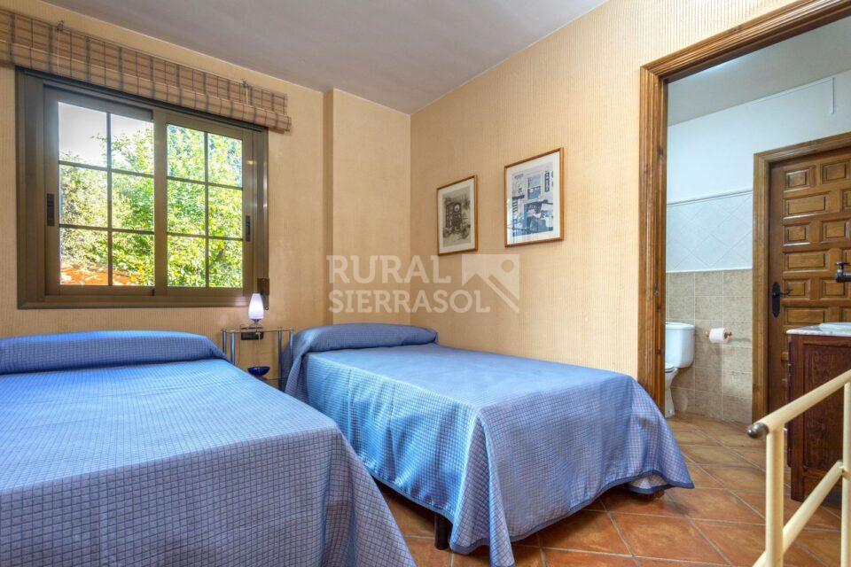 Habitación con baño de casa rural en Alcaucín (Málaga) referencia 4105