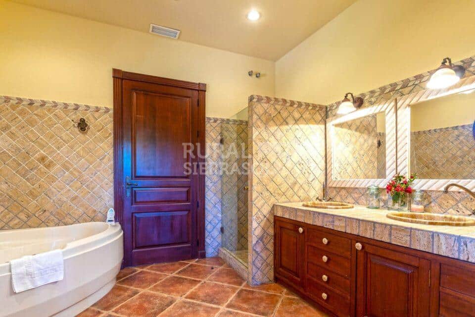 Baño con bañera grande de casa rural en Alcaucín (Málaga) referencia 4105