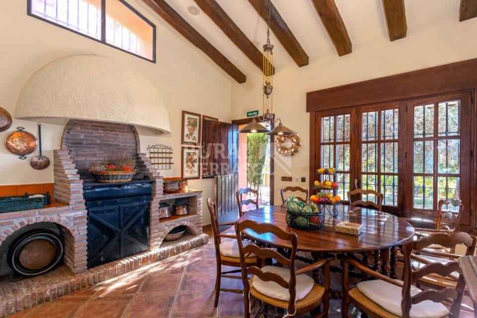 Comedor con cocina antigua de casa rural en Alcaucín (Málaga) referencia 4105