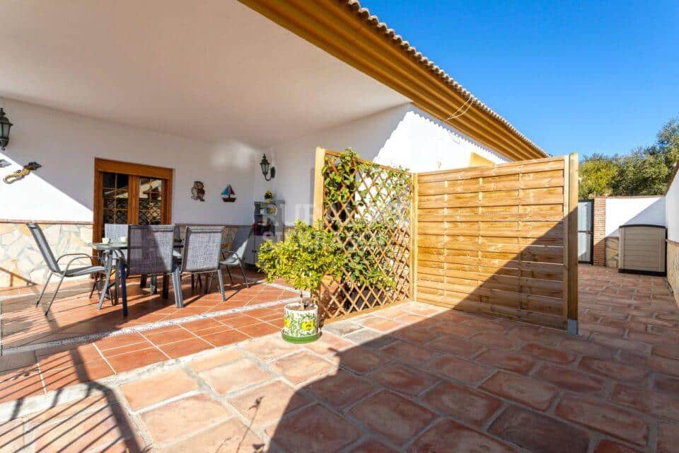 Terraza y acceso de casa rural en Alcaucín (Málaga) referencia 4106