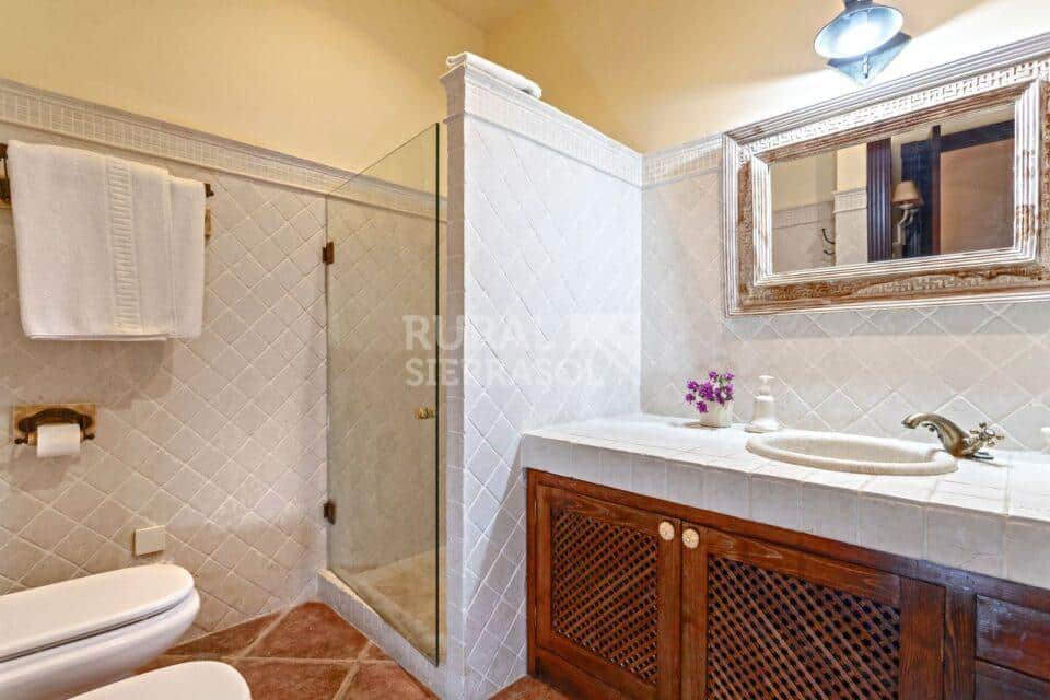 Baño blanco de casa rural en Alcaucín (Málaga) referencia 4105