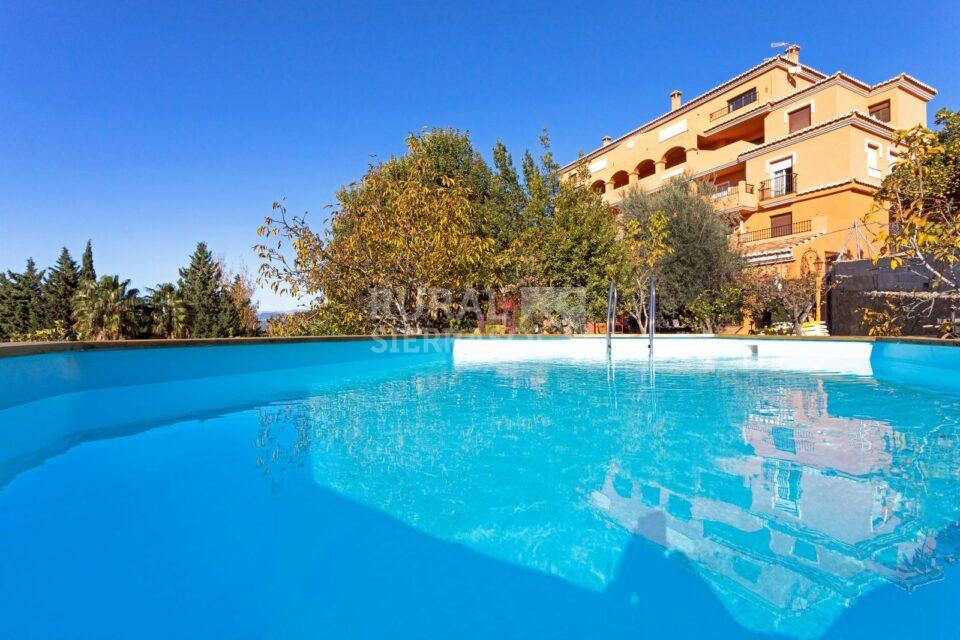 Piscina desde el agua de casa rural en Alcaucín (Málaga) referencia 4105
