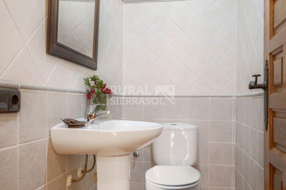 Baño pequeño de casa rural en Alcaucín (Málaga) referencia 4105