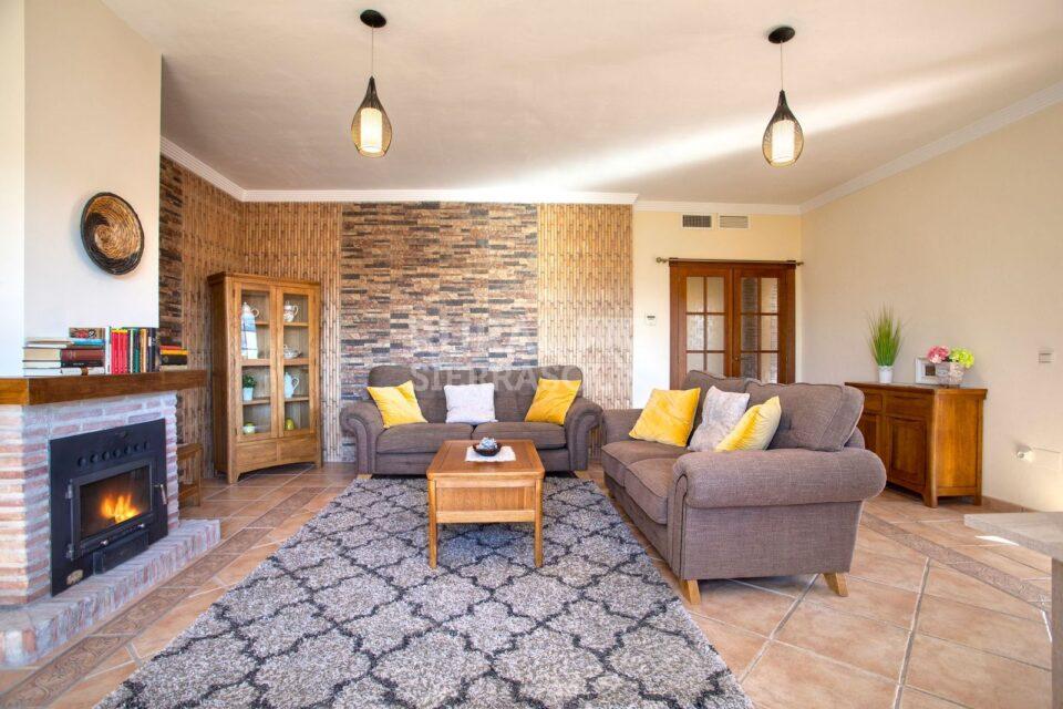 Salón con chimenea de casa rural en Alcaucín (Málaga) referencia 4106