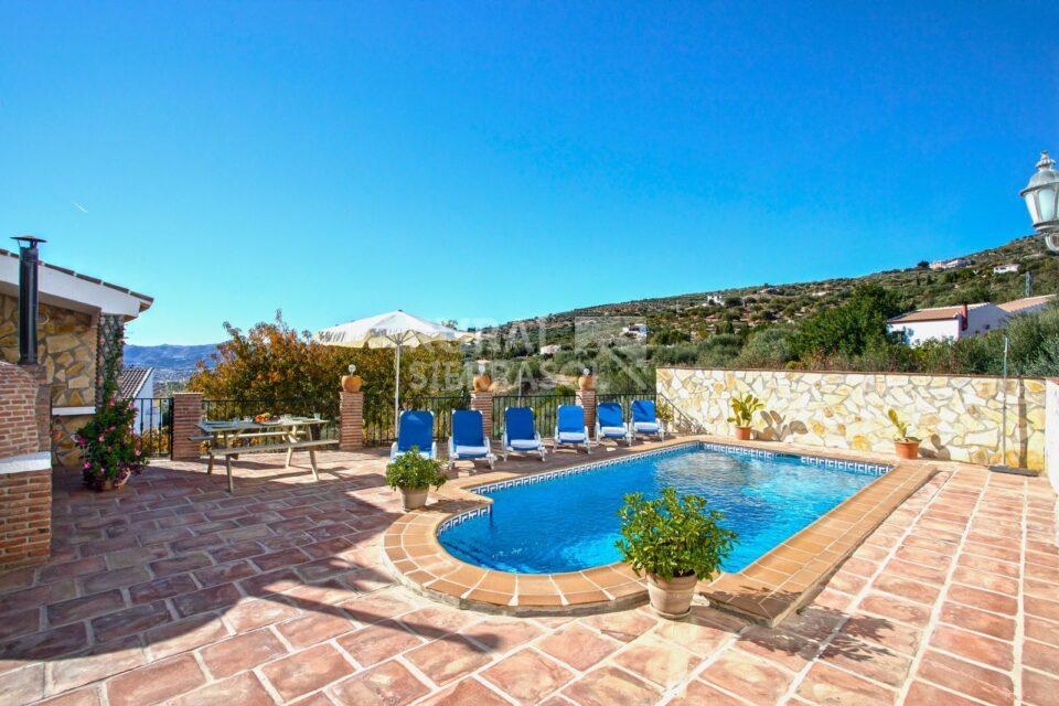 Piscina y campo de casa rural en Alcaucín (Málaga) referencia 4106