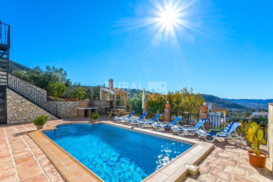Piscina y paisaje de casa rural en Alcaucín (Málaga) referencia 4106