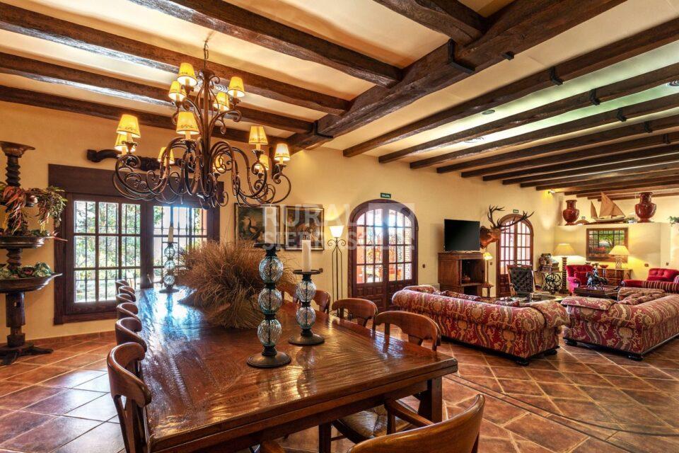 Comedor y salón de casa rural en Alcaucín (Málaga) referencia 4105