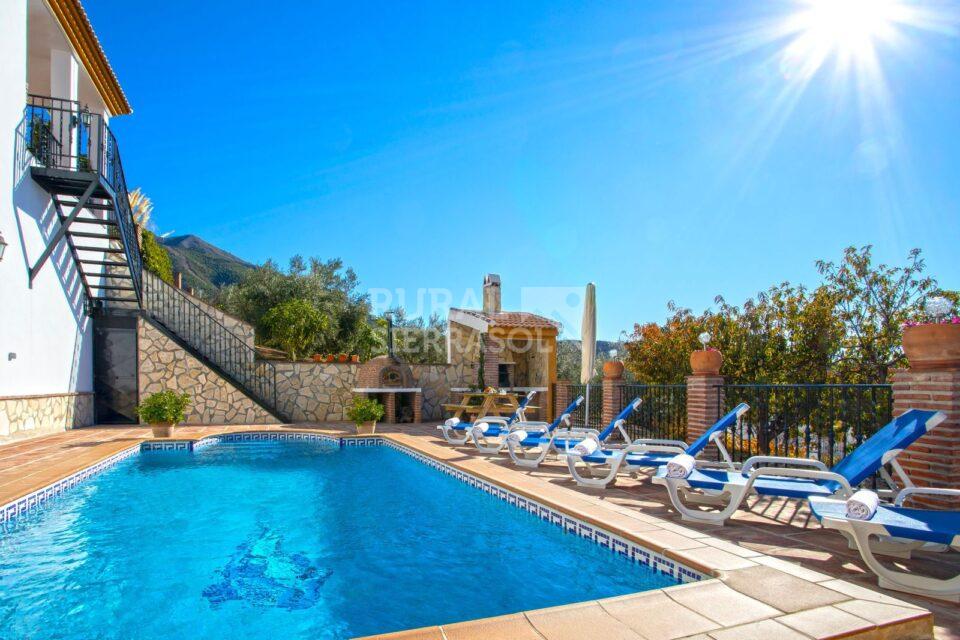 Piscina y escalera de acceso de casa rural en Alcaucín (Málaga) referencia 4106