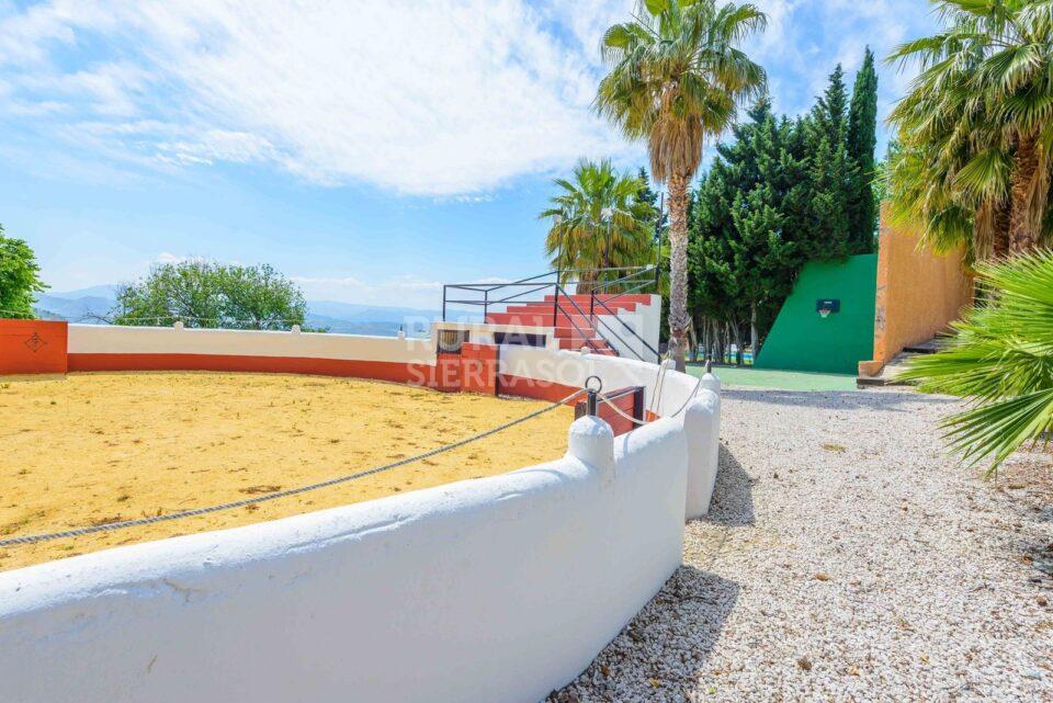 Exterior de plaza de toros de casa rural en Alcaucín (Málaga) referencia 4105