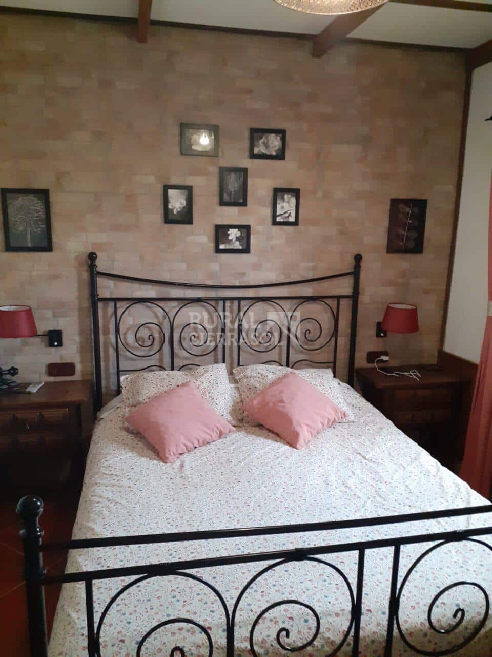 Cama de matrimonio con mesitas de noche de casa rural en Villamartín (Cádiz) referencia 4092