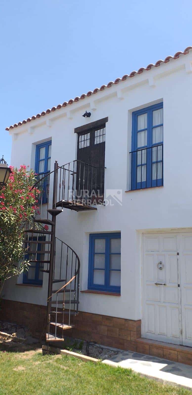 Escalera de caracol de casa rural en Villamartín (Cádiz) referencia 4092