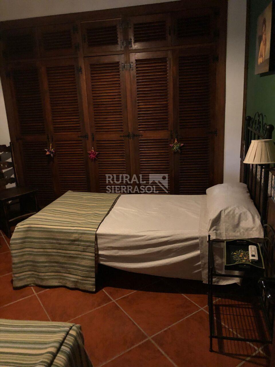 Cama individual y armarios de casa rural en Villamartín (Cádiz) referencia 4092