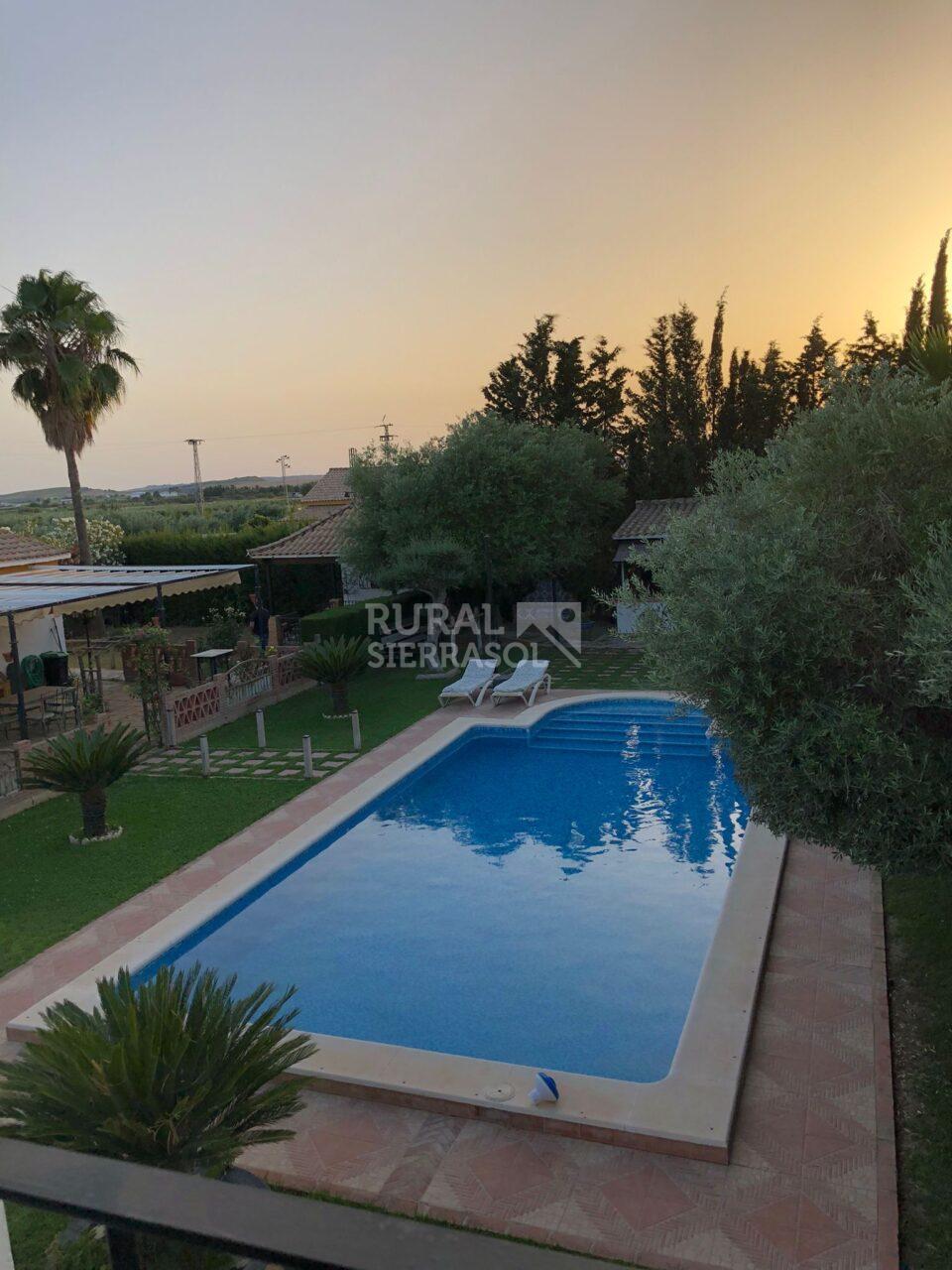 Vista de piscina al atardecer de casa rural en Villamartín (Cádiz) referencia 4092