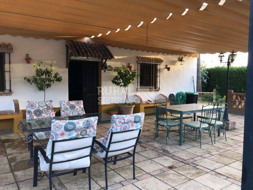 Mesas del porche de casa rural en Villamartín (Cádiz) referencia 4092