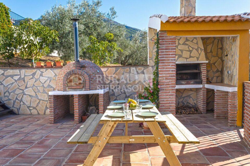 Zona de barbacoa de casa rural en Alcaucín (Málaga) referencia 4106