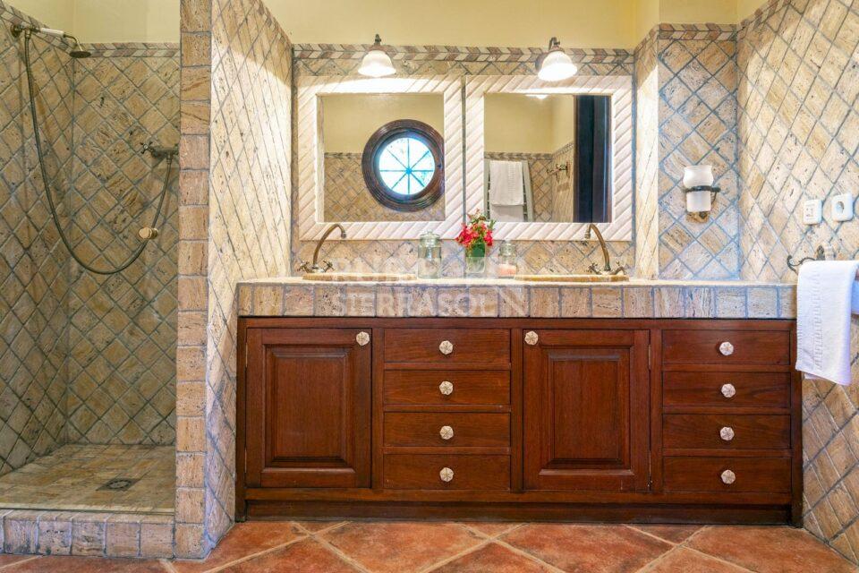 Baño con ducha de casa rural en Alcaucín (Málaga) referencia 4105