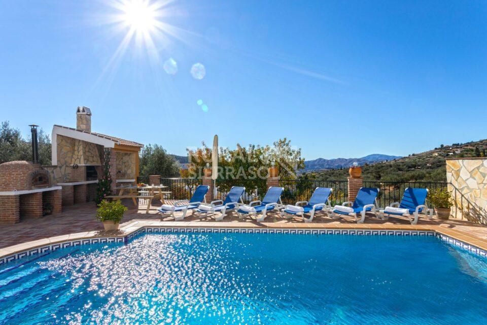 Piscina y hamacas de casa rural en Alcaucín (Málaga) referencia 4106