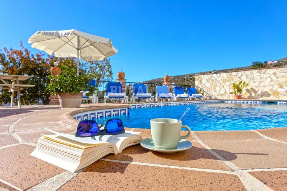 Libro con café en la piscina de casa rural en Alcaucín (Málaga) referencia 4106