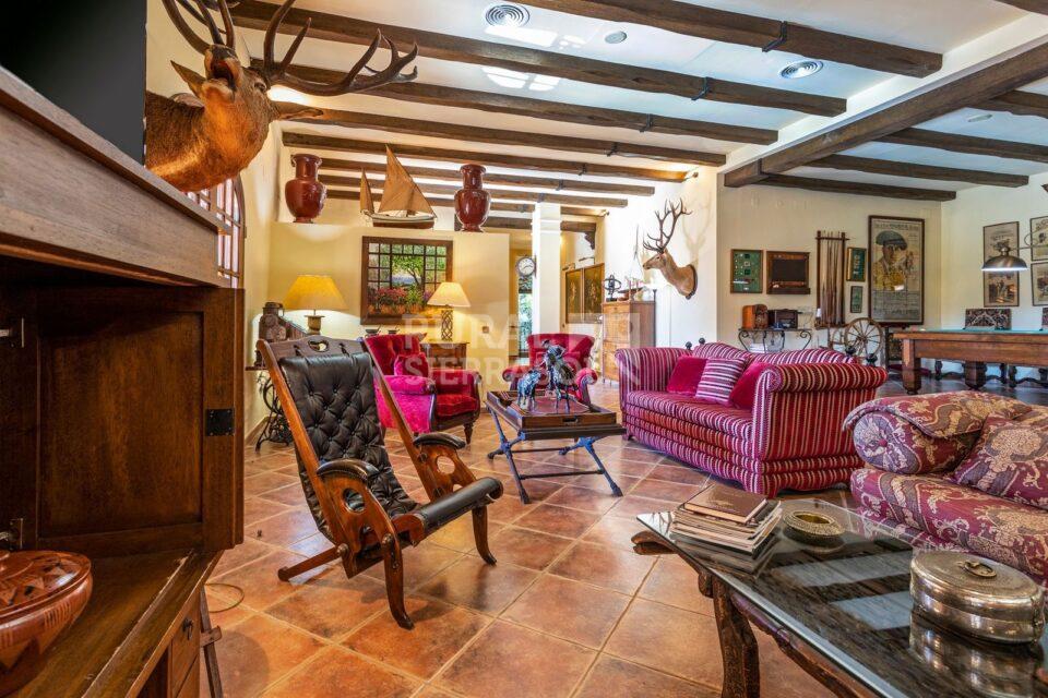 Mesitas de casa rural en Alcaucín (Málaga) referencia 4105