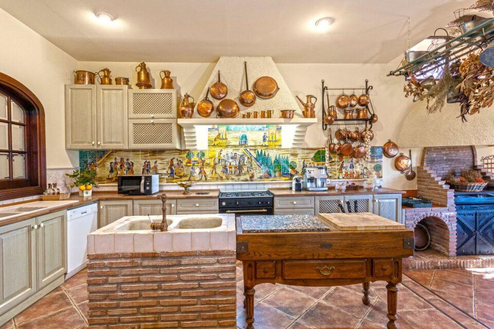 Cocina y utensilios de casa rural en Alcaucín (Málaga) referencia 4105