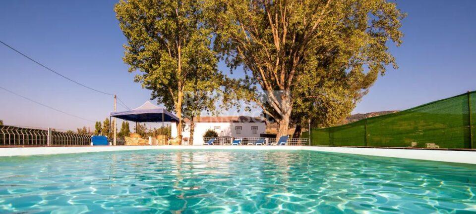 Piscina y fachada de Casa rural en Benaoján (Málaga)-4119