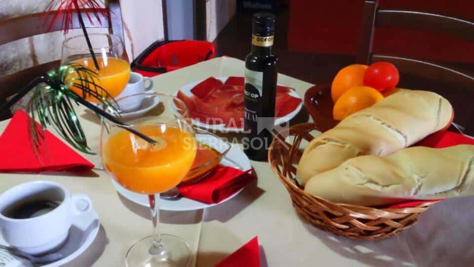 Mesa con comida de casa rural en Algarinejo (Granada) referencia 0120