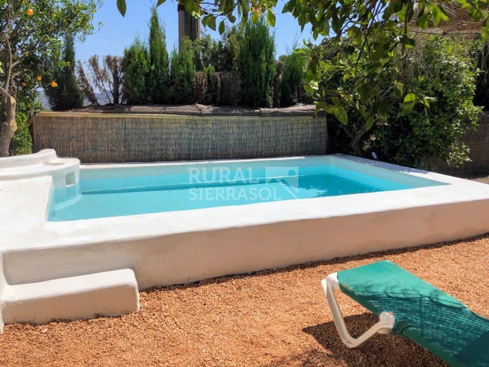 Piscina y tumbonas de casa rural en El Chorro (Álora, Málaga) referencia 4113
