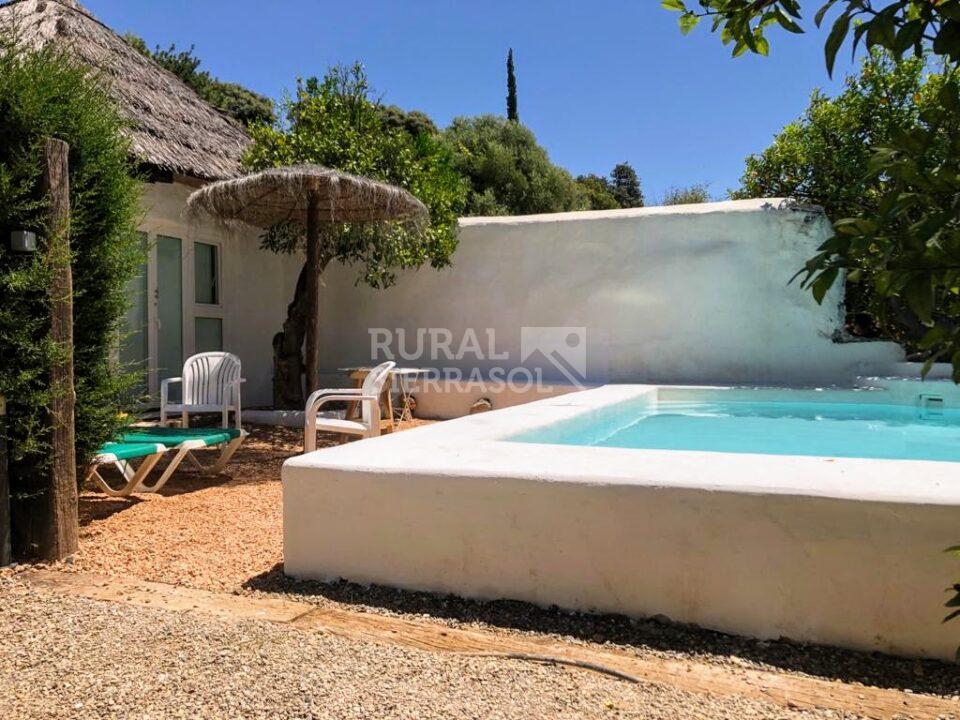 Piscina y sombrilla de casa rural en El Chorro (Álora, Málaga) referencia 4113