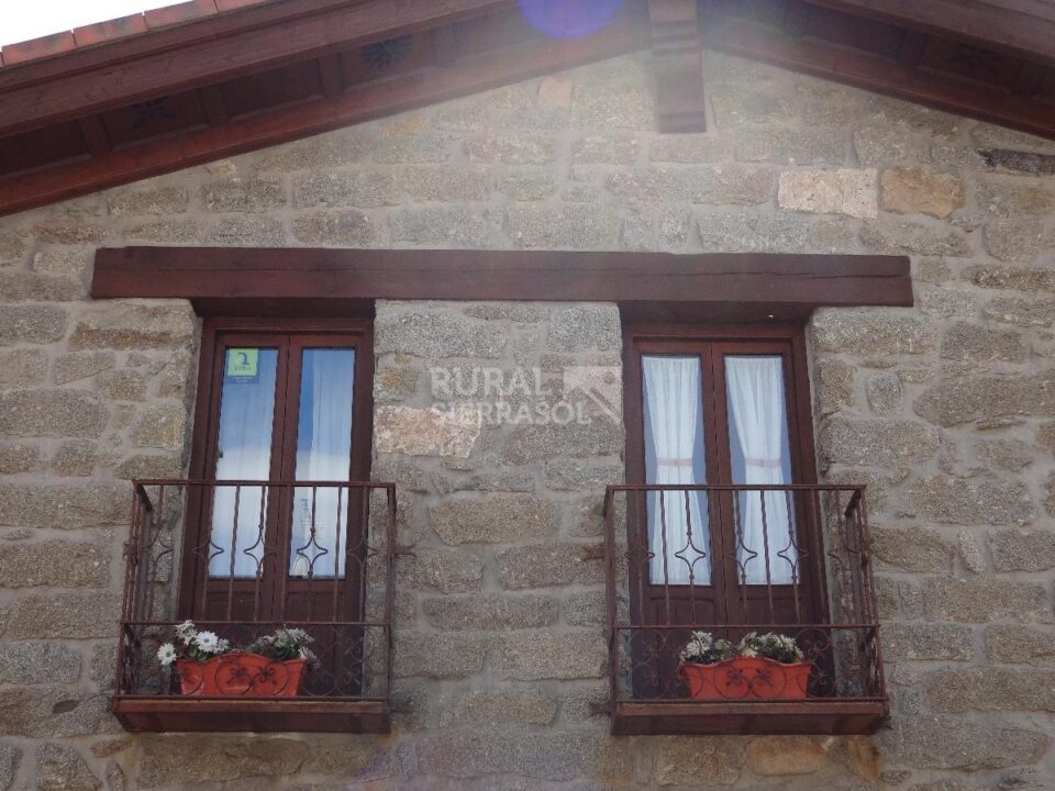 Balcones de casa rural en Navaluenga (Ávila) referencia 4073