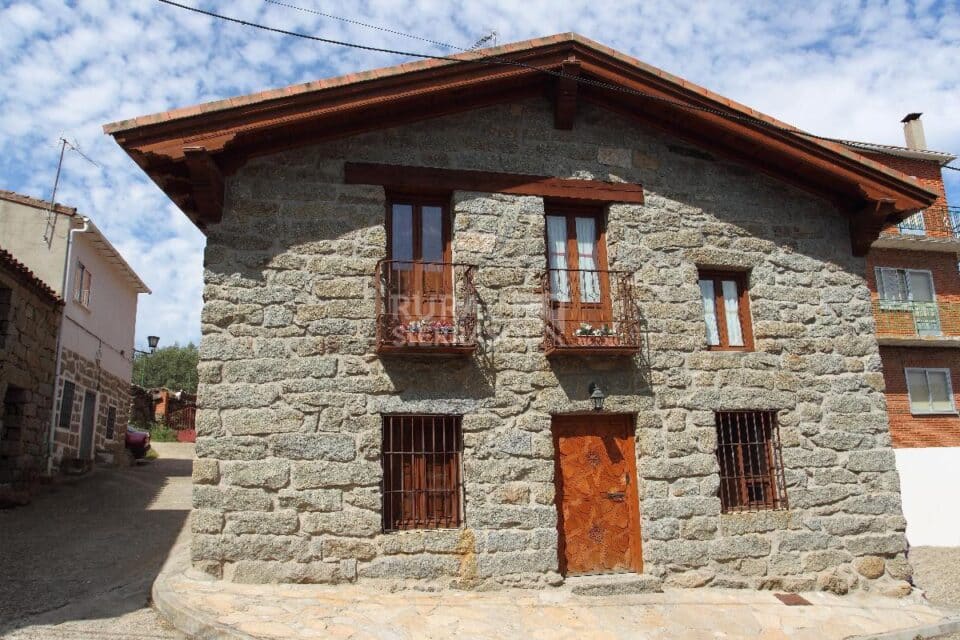 Fachada de casa rural en Navaluenga (Ávila) referencia 4073